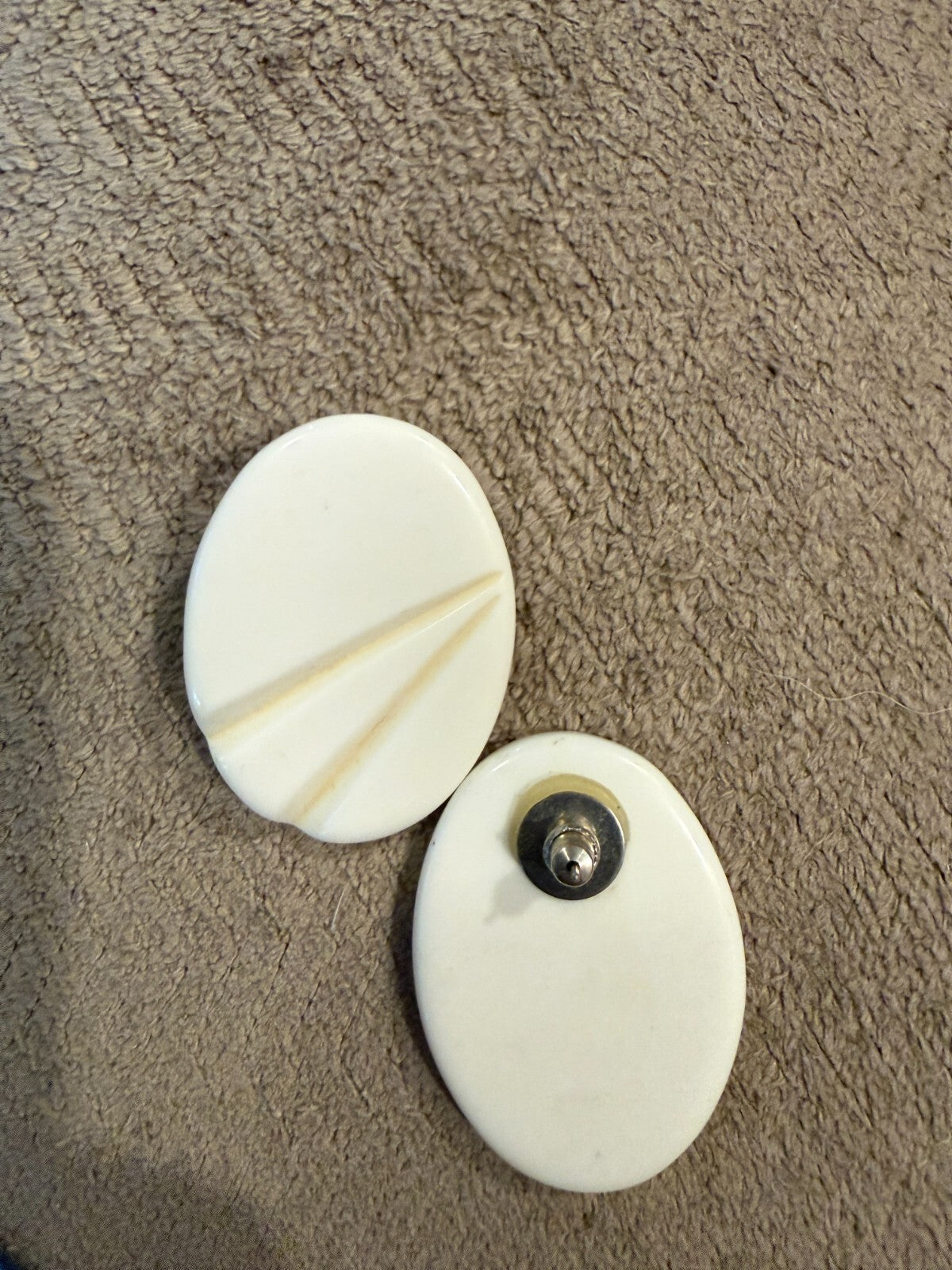 Vintage 80s White Oval Earrings Carved Line Modernist Plastic Pierced Retro Mod