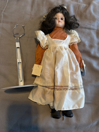 Vintage Brinn's Porcelain Doll Pioneer Prairie Girl Brunette Apron Dress Tag Sta