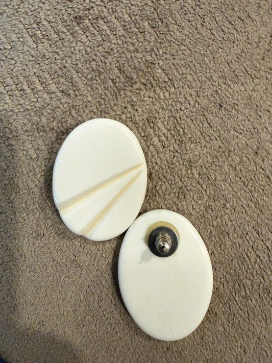 Vintage 80s White Oval Earrings Carved Line Modernist Plastic Pierced Retro Mod